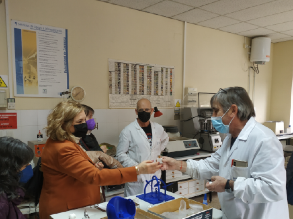 La vicerrectora de Política Científica, Rosa Bolea, durante su visita a uno de los centros de investigación.