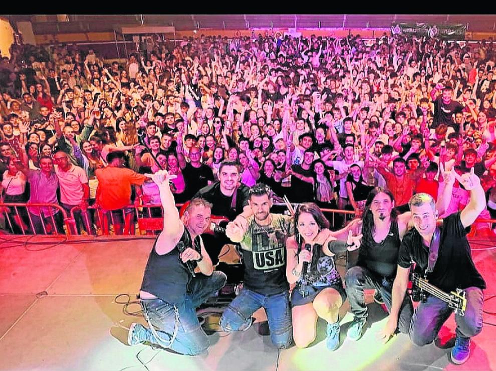La Orquesta Manacor, en una foto con el público que llenó el ruedo de la Plaza de Toros de Huesca.