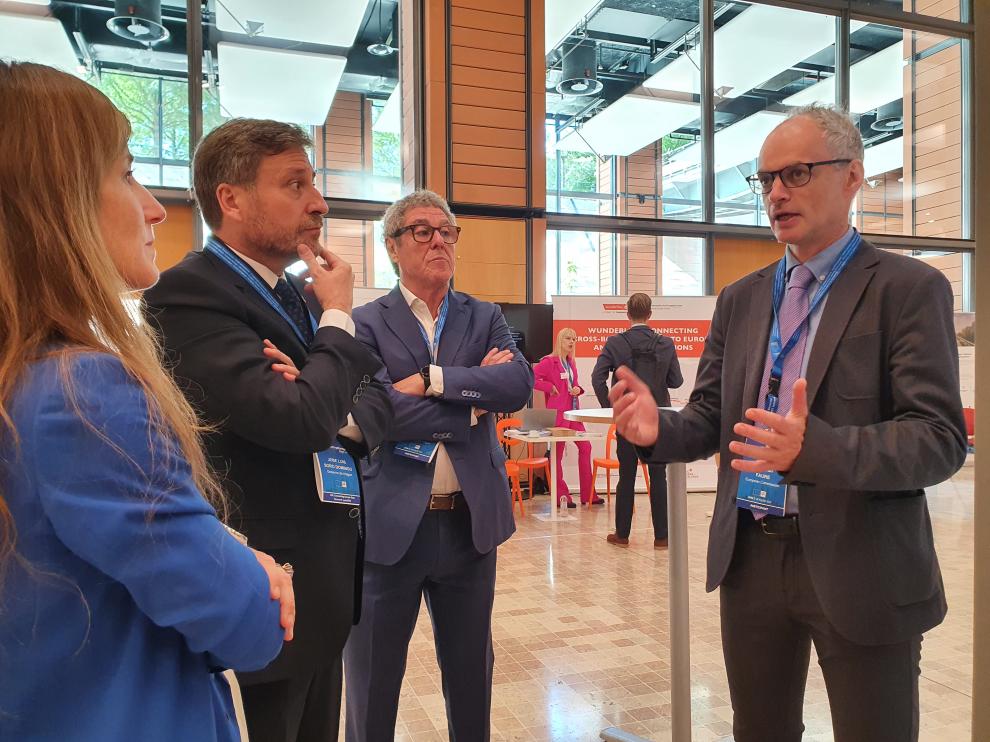 A la izquierda, el consejero José Luis Soro, en las jornadas Connecting Europe Days, que se celebran en Lyon.