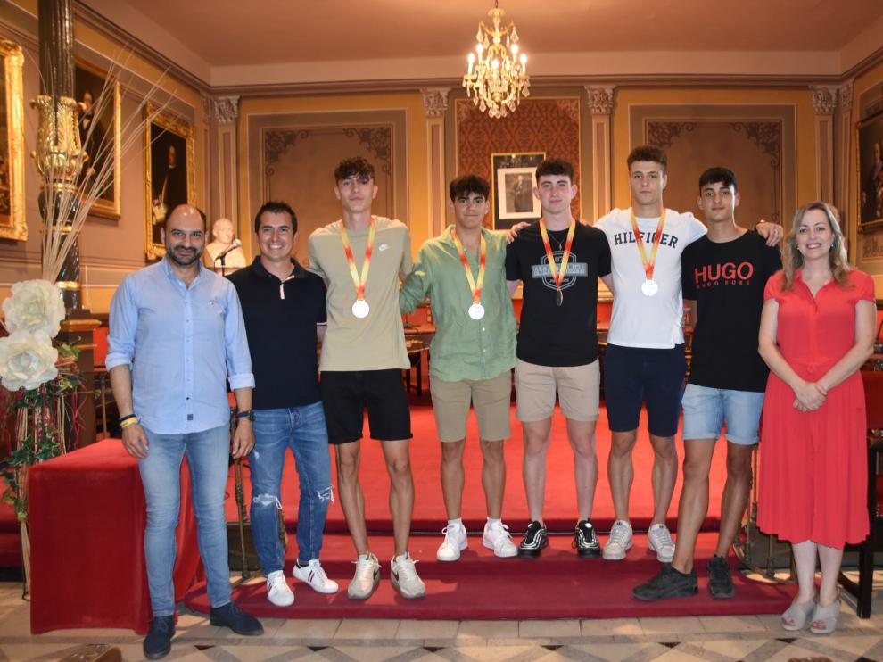 Fernando Torres, alcalde de Barbastro y Pilar Abad, concejal de Deportes, junto a los cinco atletas barbastrenses que participaron en el LXXI Campeonato de España Sub-18 de pista al aire libre.
