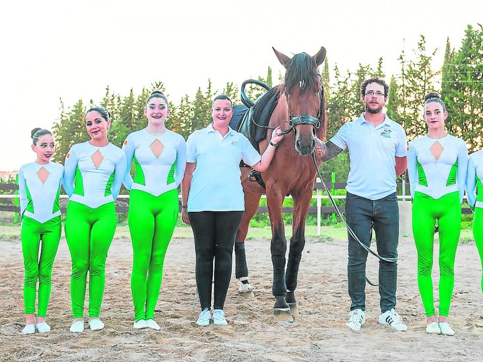 Las seis componentes del equipo, junto a su entrenadora Laura Ortiz y su ayudante Alejandro Bueno.