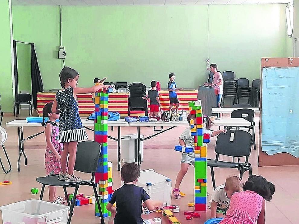 Un grupo de niños juega en la ludoteca de la localidad de Peralta de Alcofea.