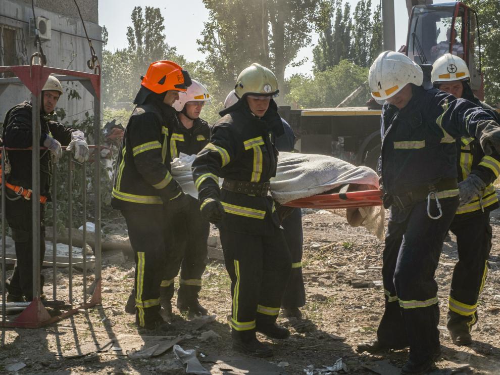 Equipos de rescate ucranianos recuperan el cuerpo de una víctima mortal en Mykolaiv. UKRAINE RUSSIA CONFLICT