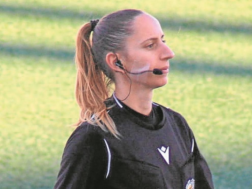 María Monesma avanza poco a poco hacia la elite del arbitraje en el fútbol femenino.