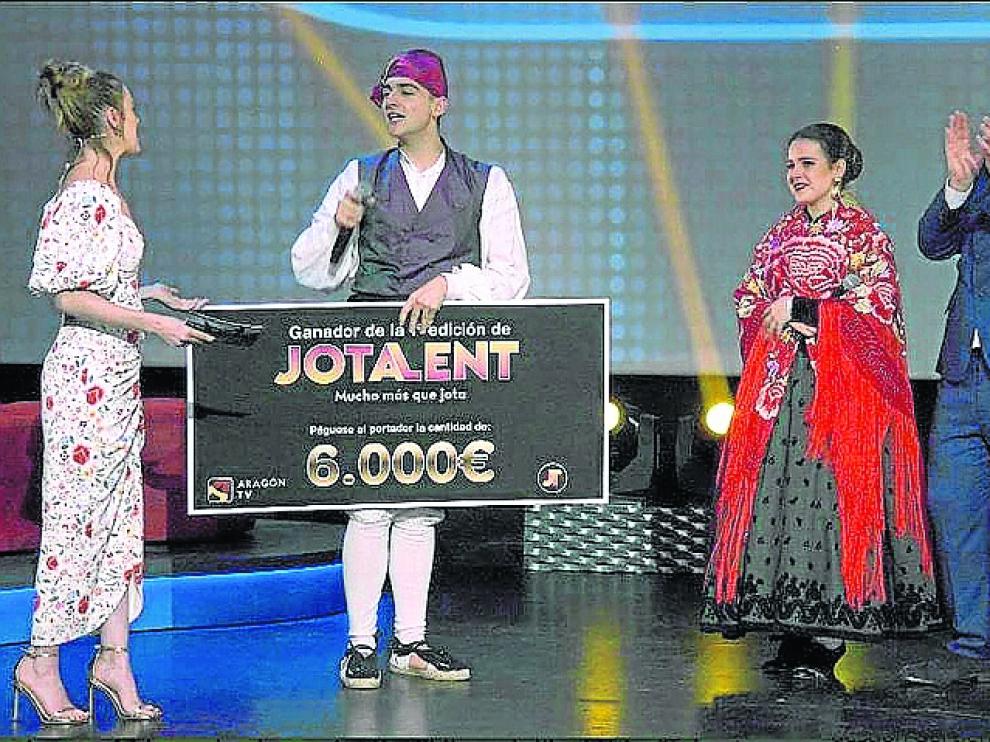 Juanjo Bona con el cheque de 6.000 euros tras ganar Jotalent.