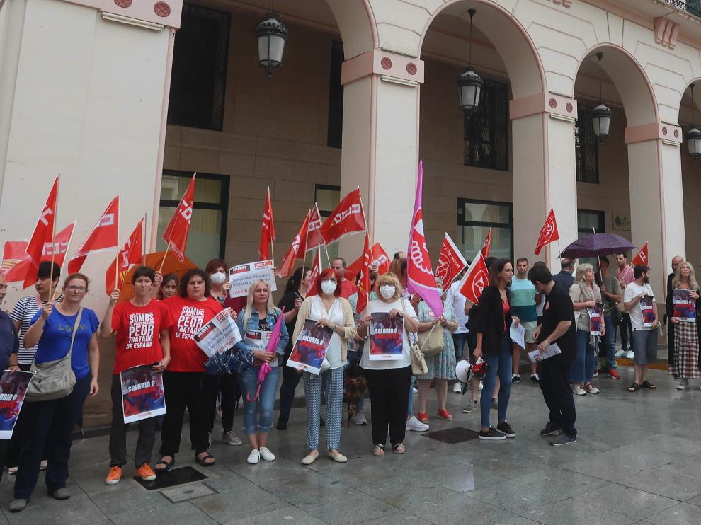 Concentración de CCOO y UGT en la plaza López Allué, este miércoles.