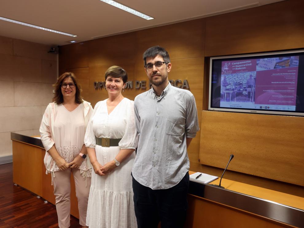Miriam Ponsa, diputada de Iniciativas Territoriales de la DPH, Olga Brosed, alcaldesa de Robres y Pablo García, director del curso