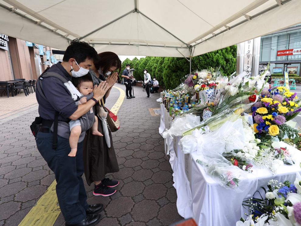 Los ciudadanos depositan flores en el lugar en el que fue tiroteado Abe.