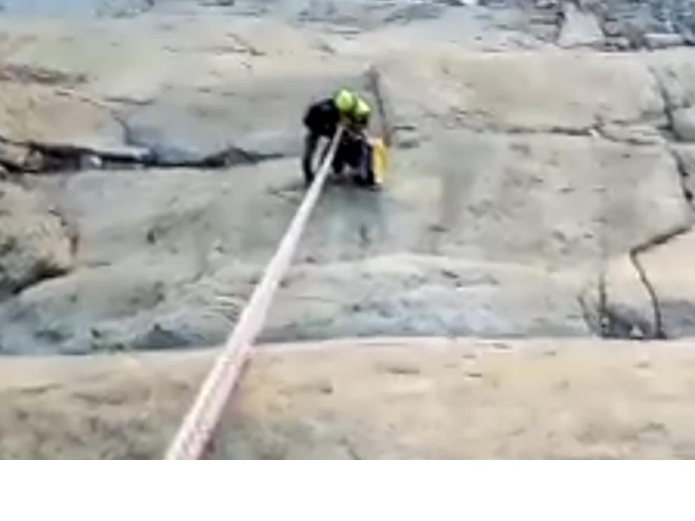 Rescate de un montañero enriscado en una pared de acceso al glaciar de Monte Perdido.