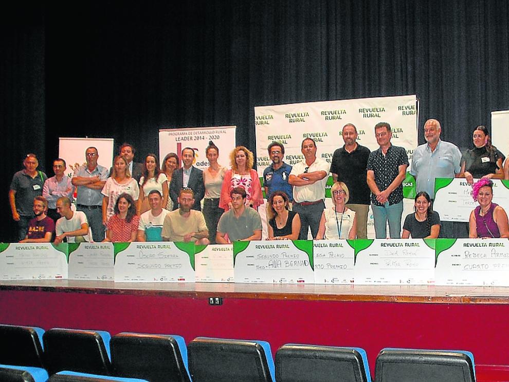 Foto de grupo con todos los emprendedores premiados, ayer en Sariñena.