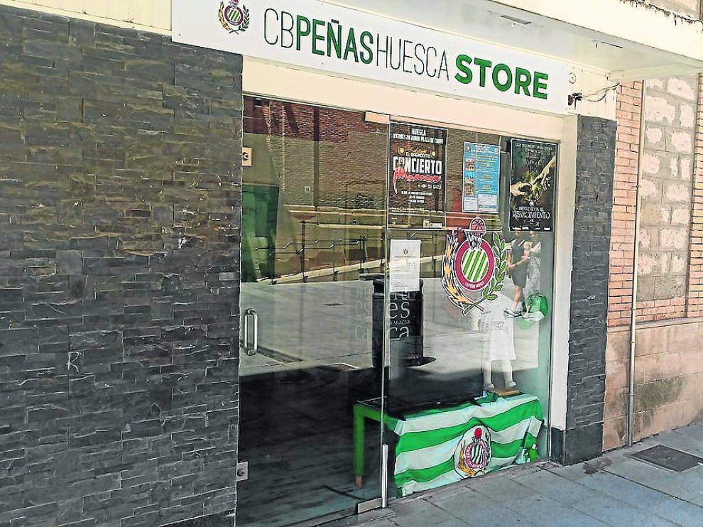 Imagen de la tienda temporada del club en el Coso de Huesca.
