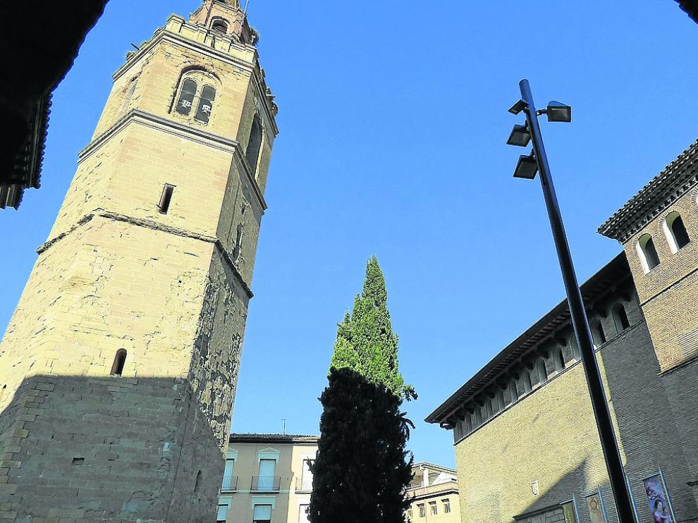 Vista del conjunto de la torre de la Catedral de Barbastro junto al Museo Diocesano.