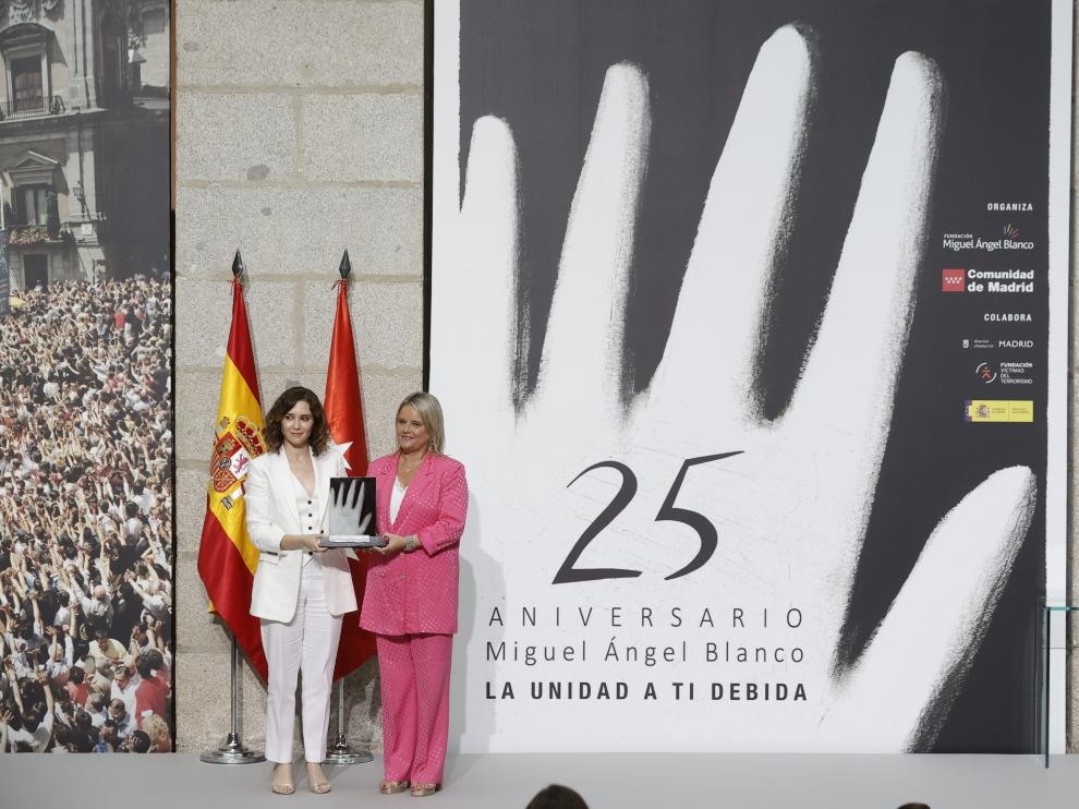 Isabel Díaz Ayuso y Mari Mar Blanco en el acto de homenaje celebrado en Madrid.