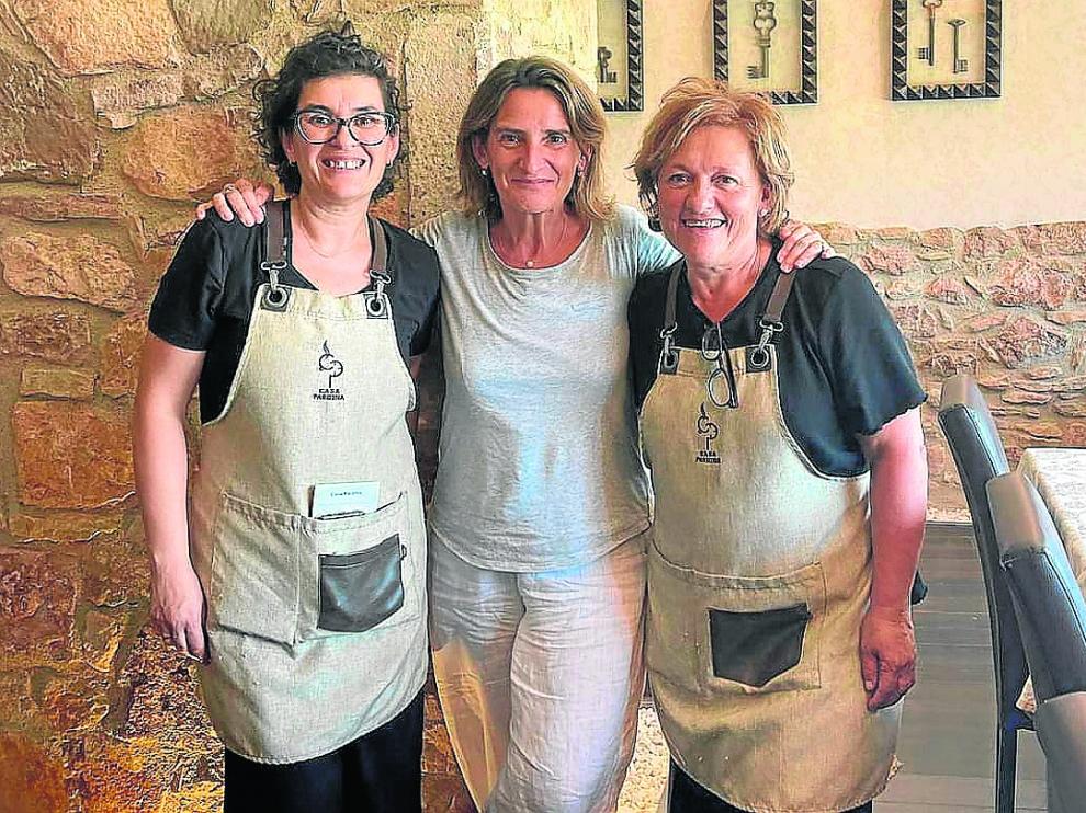 Lidia Estrada, Teresa Ribera y Ana Blasco, este domingo en el Restaurante Casa Pardina de Alquézar.