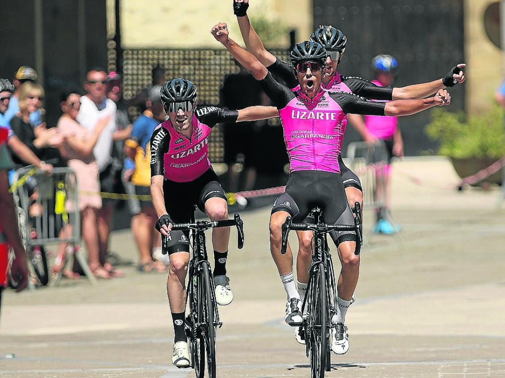 Triplete ganador del Lizarte, con el jaqués Pablo Castrillo, al fondo, tercero.