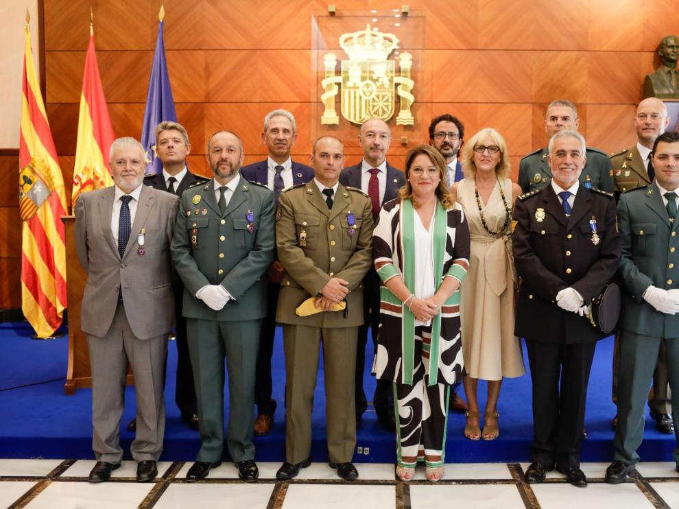 La delegada del Gobierno, Rosa Serrano, junto a todos los que han recibido las Medallas al Mérito de la Protección.