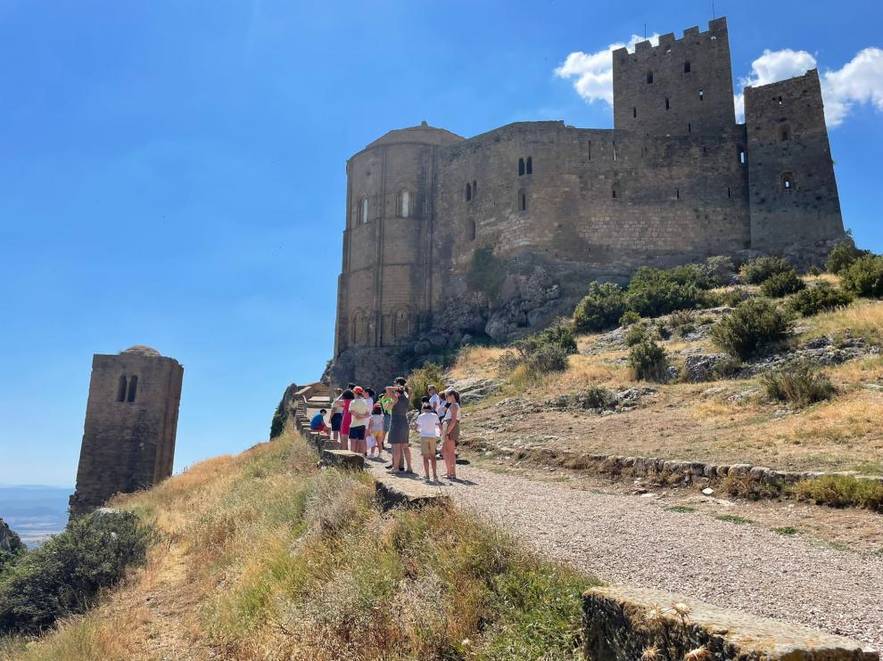 Un grupo de visitantes en el Castillo de Loarre, el fin de semana pasado.