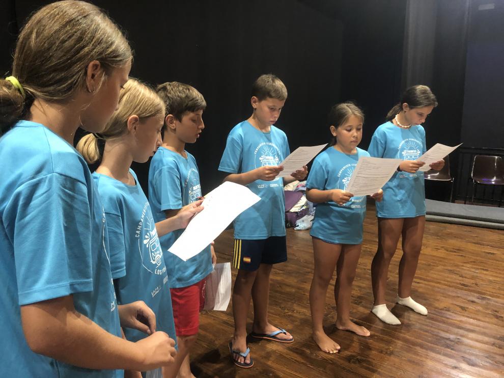 Los niños y niñas durante el ensayo en Monegrillo.