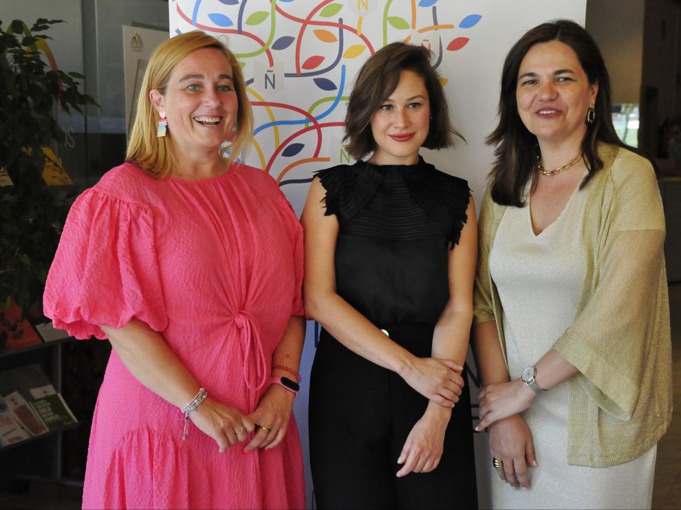 La concejala Olvido Moratinos, Aida Folch y la directora de los cursos de verano, Carmen Marta Lazo.