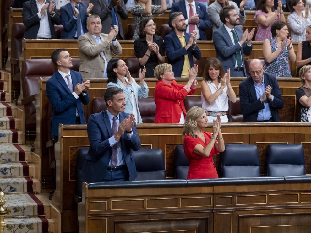 El presidente y varios miembros del PSOE aplauden tras una de las votaciones de ayer en el Congreso.