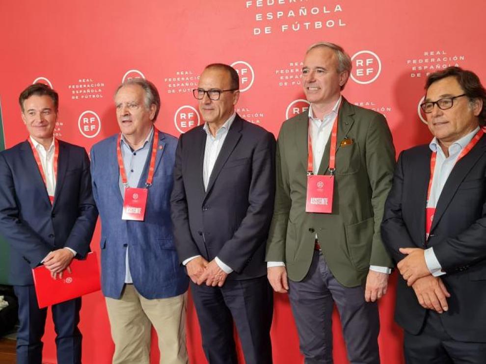 Faci y Jorge Azcón, alcalde de Zaragoza, con miembros de la Federación Española de Fútbol.