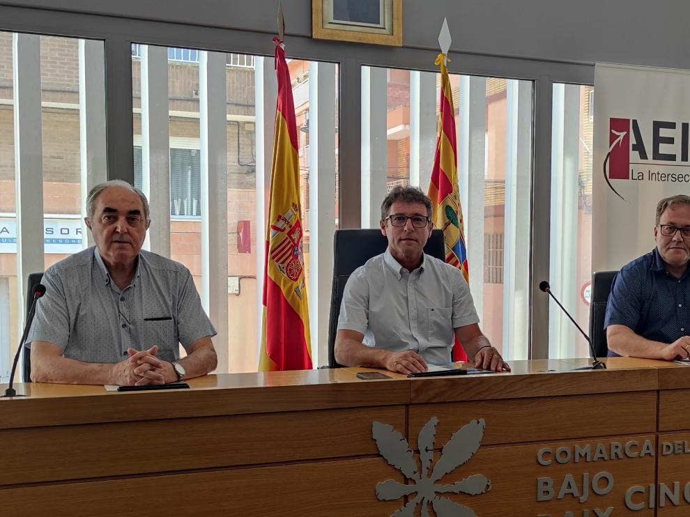 Representantes de La Cámara de Comercio, la Comarca del Bajo Cinca y la Asociación Empresarial del Bajo Cinca firmaron ayer el convenio.