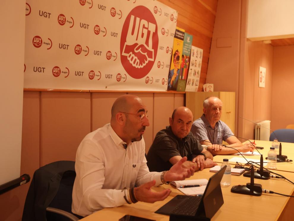 Fernando Luján (secretario confederal de UGT; Daniel Alastue, secretario general de UGT Aragón, y Carlos Villacampa, delegado provincial.