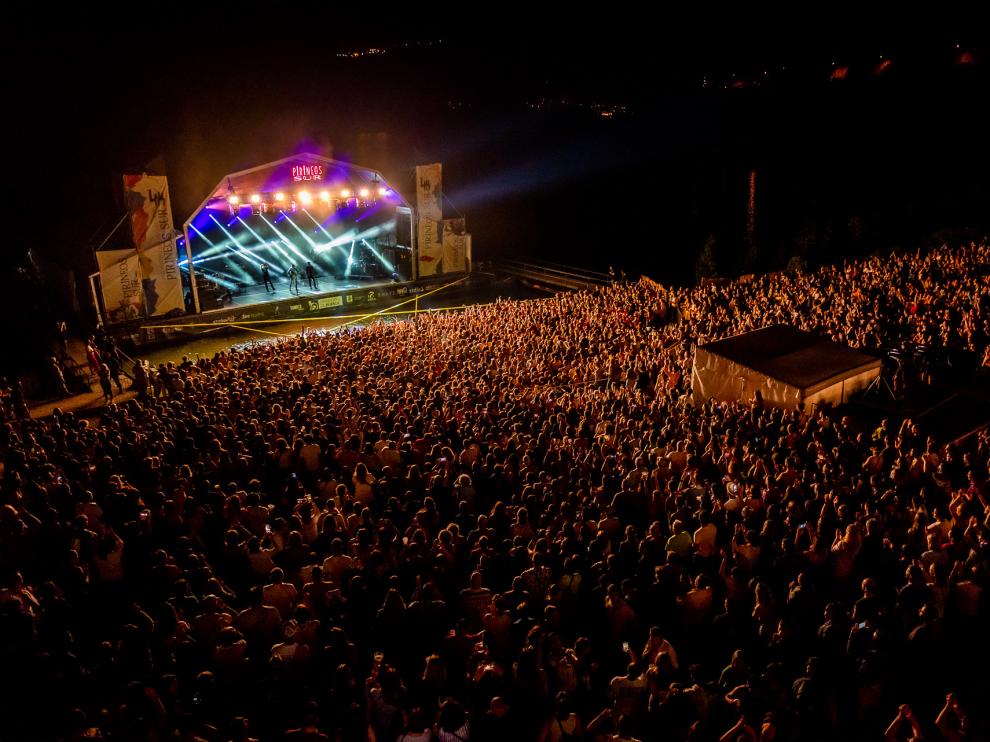 Tras tres años sin Pirineos Sur la primera noche de conciertos reunión a 4.900 personas, el aforo completo.
