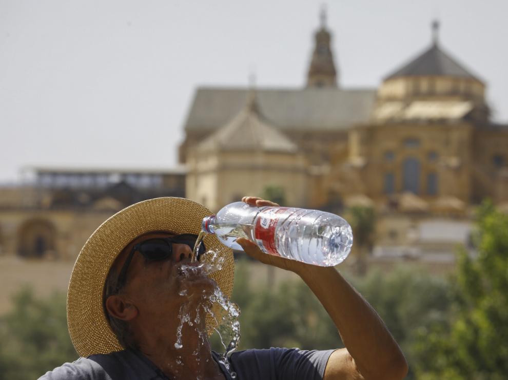 Una turista combate con agua fresca las altas temperaturas de Córdoba.