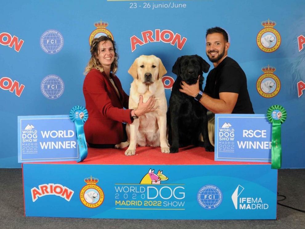 Cristina, Cocó, Eli y Nacho en la World Dog Show 2022 celebrada en Ifema, Madrid