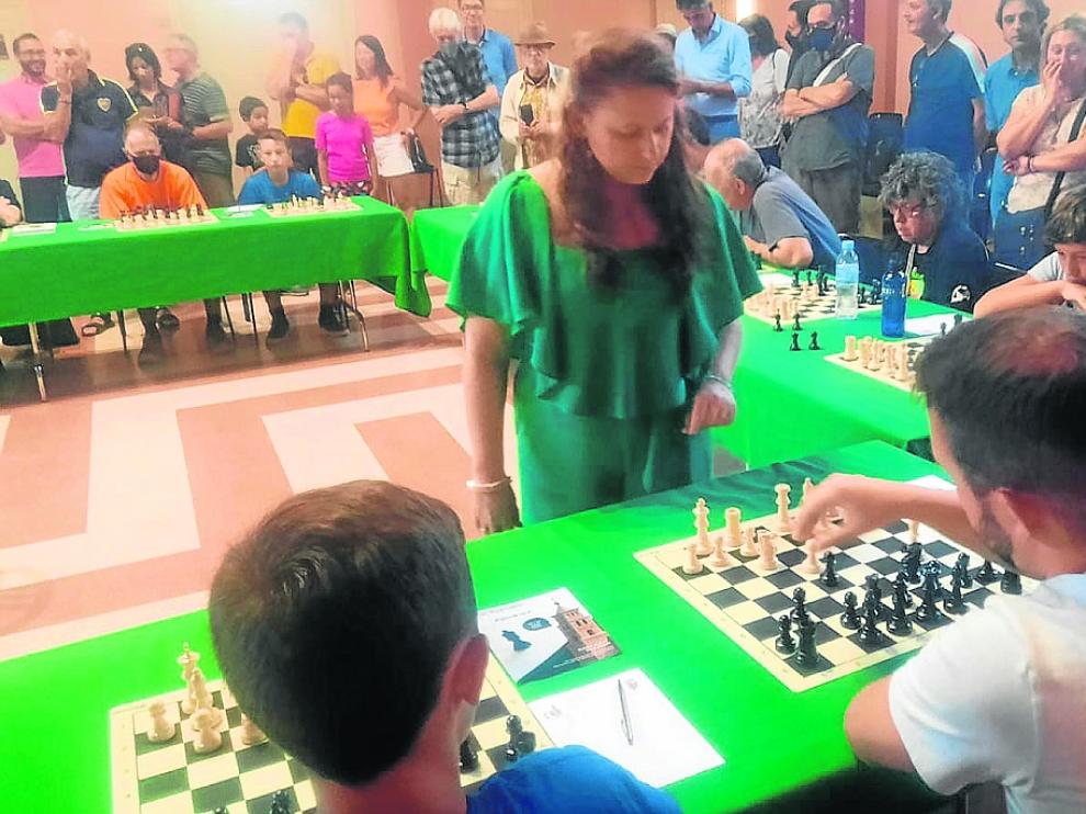 Polgar, durante las partidas simultáneas que se jugaron ayer por la tarde.
