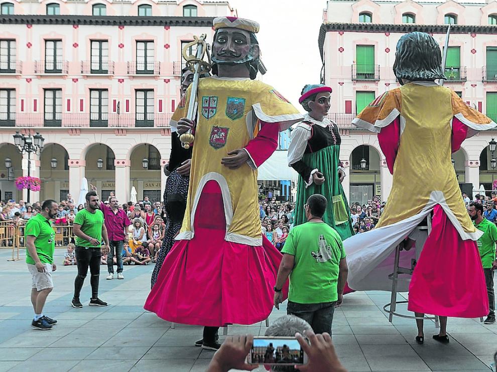 Ensayo de la comparsa de Gigantes y Cabezudos en la plaza López Allué en 2019.