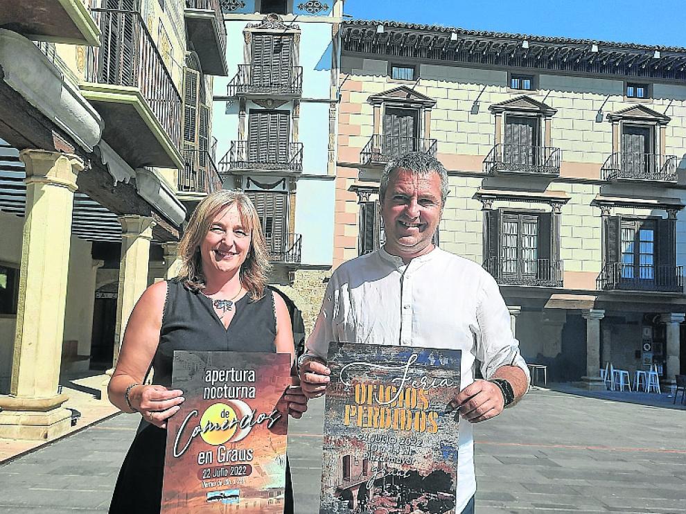 La gerente de la AER, María Ángeles Gracia, y el concejal de Ferias de Graus, Julián del Castillo, posan con el cartel.