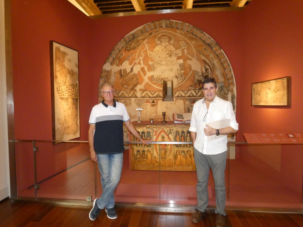 Miguel Ardanuy y Paco Molina, ante el frontal de San Hilario de Buira, en el Museo Diocesano.