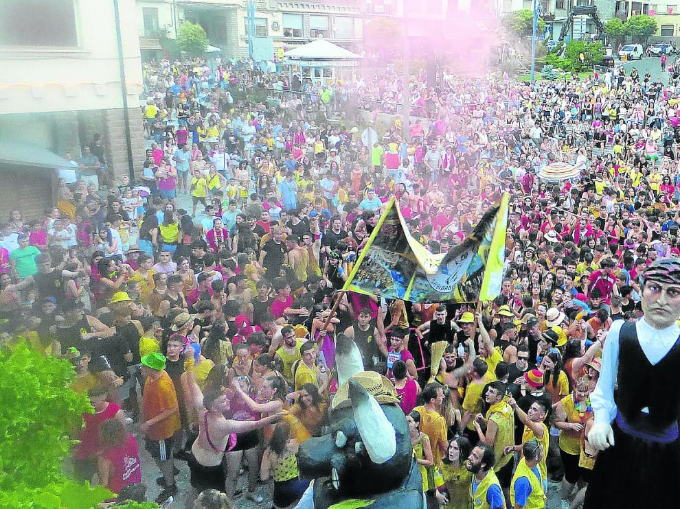 El chupinazo ha marcado el inicio de las fiestas con una plaza abarrotada de peñistas.