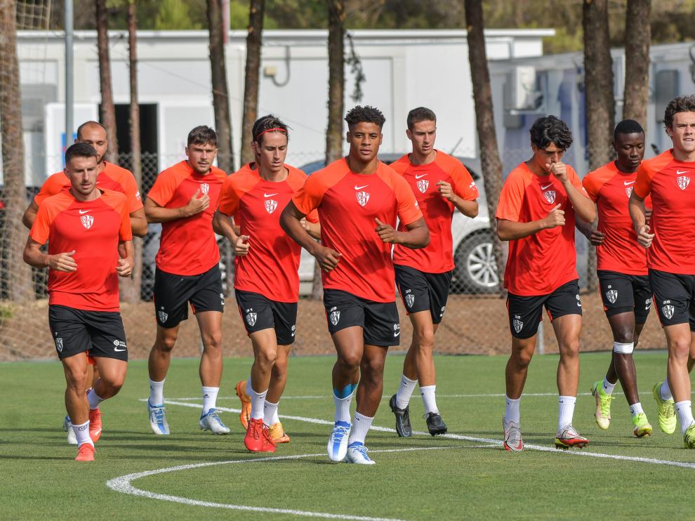 La plantilla de la SD Huesca en el entrenamiento de hoy en el Pirámide.