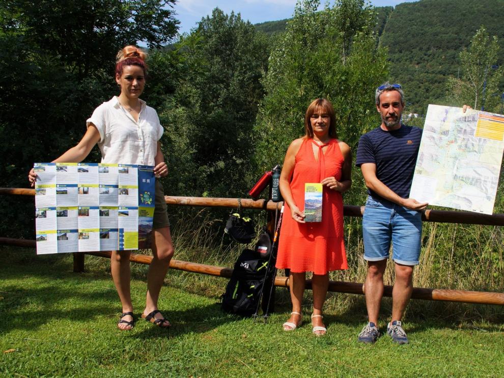 Marta Luis, responsable oficina turismo, Nuria Pargada alcaldesa Biescas y Javier Etura concejal turismo.