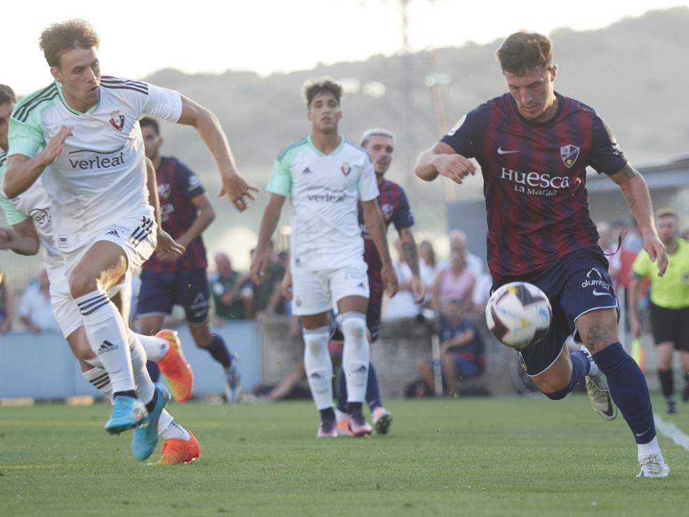 Dani Escriche avanza con el balón controlado en un lance del juego contra Osasuna.
