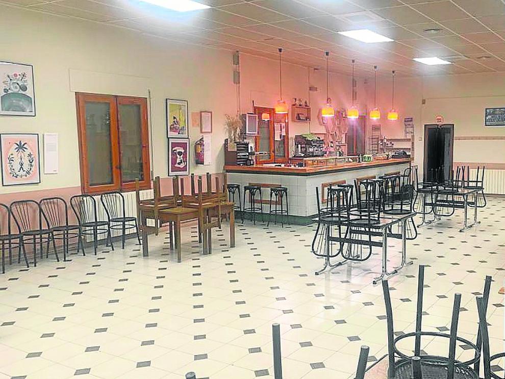 Salón interior del Casino de Alcalá de Gurrea, actualmente recogido y sin clientes, pero manteniendo el esplendor de antaño.