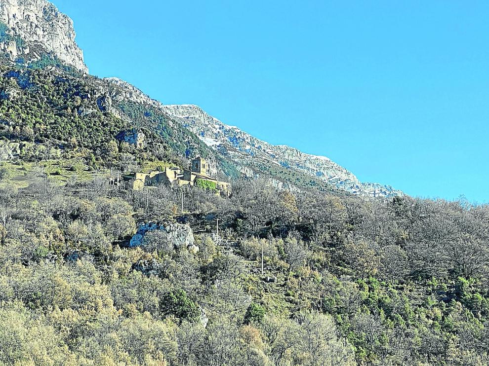 Vista del conjunto monacal de San Victorián, a los pies de la Peña Montañesa.