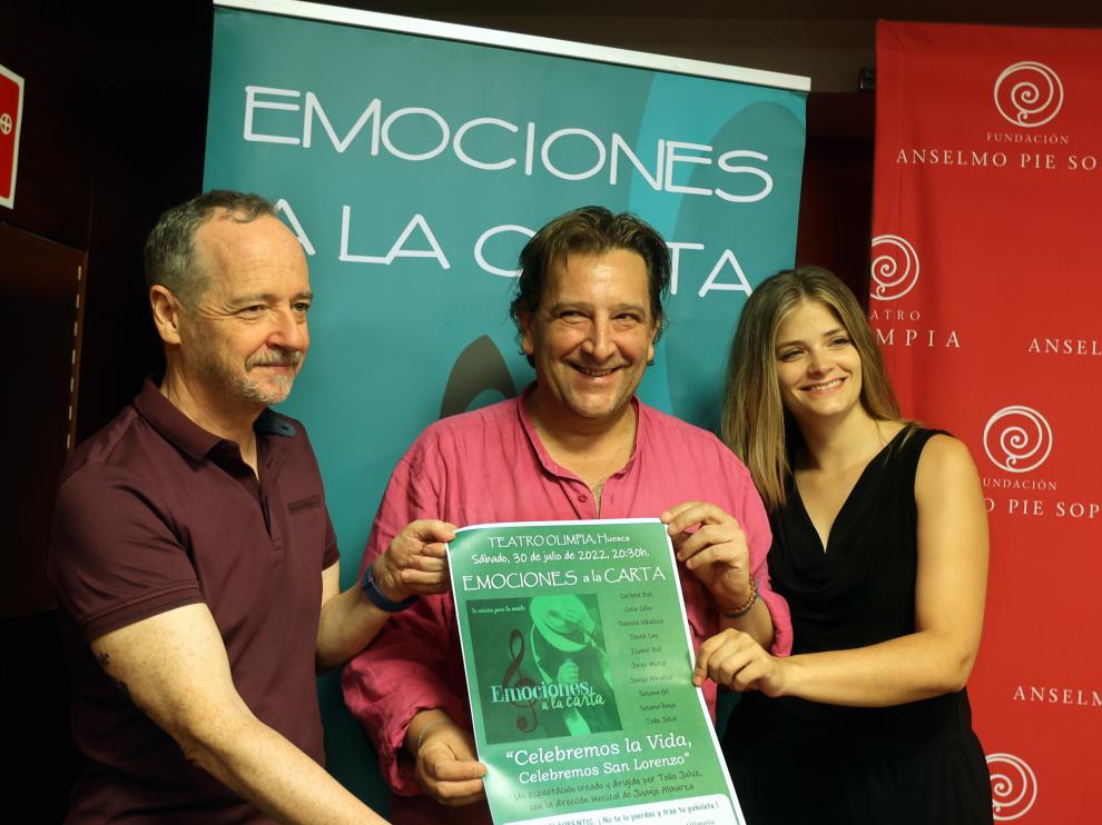 El concejal de fiestas, Ramón Lasaosa; el jotero Toño Julve y la cantante Carlota Boli, durante la presentación esta mañana.