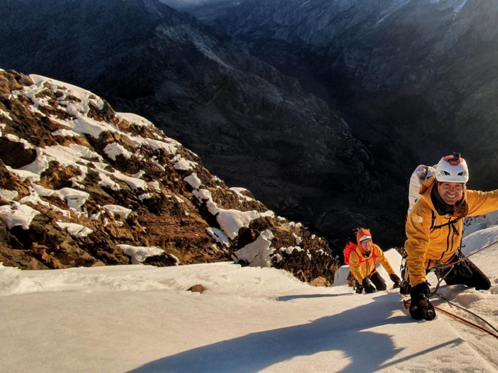 Los hermanos Pou durante los últimos metros hacia la cumbre del Pumahuacanca, en Perú.