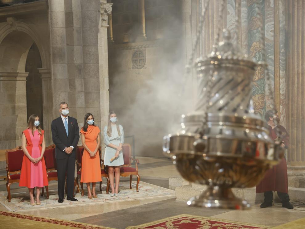 Los reyes y sus hijas observan el butafumeiro en el interior de la catedral de Santiago.