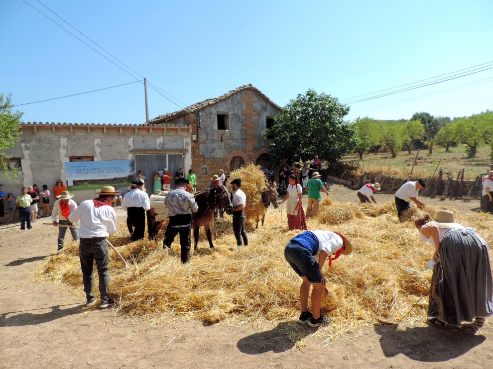 Los vecinos de Colungo participan en la recreación.