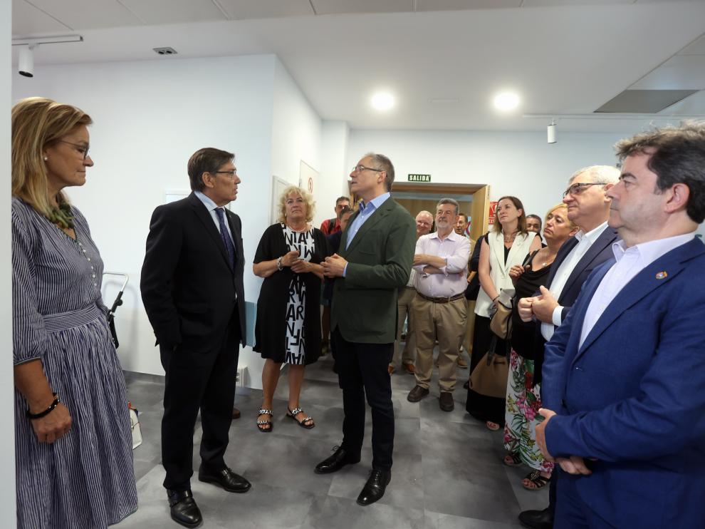 Carmelo Bosque conversa con Arturo Aliaga ante otras autoridades como el alcalde Luis Felipe.