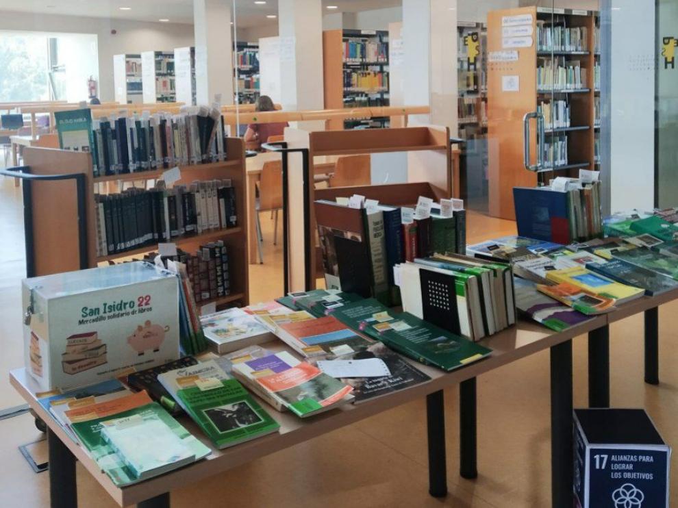 Los universitarios adquirieron más de 300 libros tasados con un precio simbólico que oscilaba entre 1 y 5 euro.