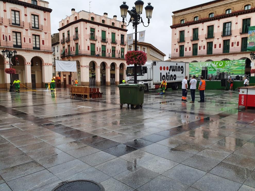 Operarios realizando trabajos de limpieza en la plaza López Allué durante las fiestas de San Lorenzo de 2019.
