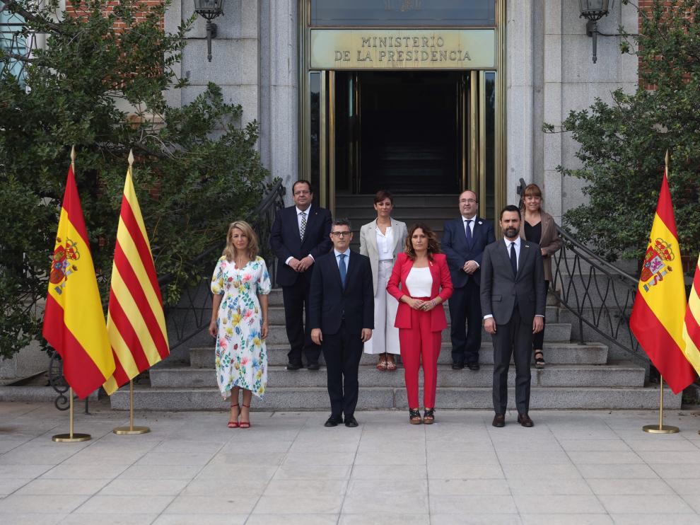 Foto de familia de los representantes del Gobierno de España y la Generalitat de Cataluña que han asistido a la reunión.