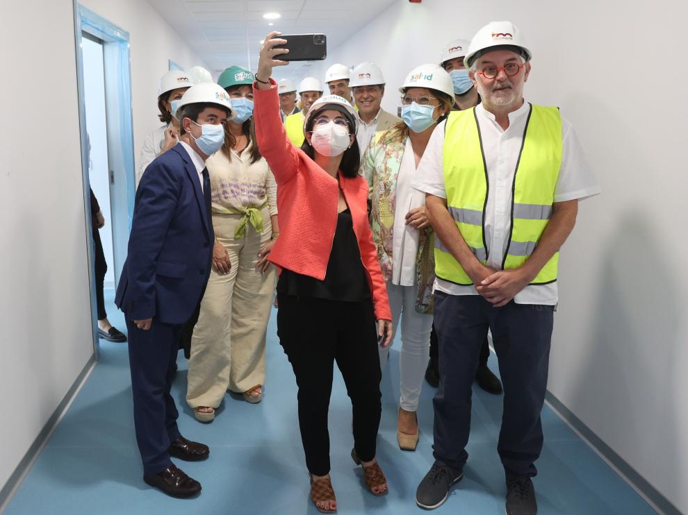 La ministra Carolina Darias toma una fotografía durante la visita a las nuevas Urgencias del Hospital San Jorge.