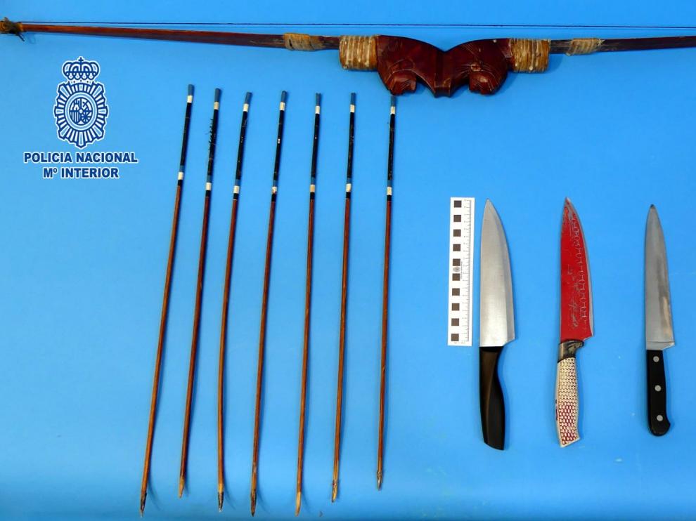La Policía Nacional le ha intervenido un arco con siete flechas, así como cuatro cuchillos de cocina de grandes dimensiones.